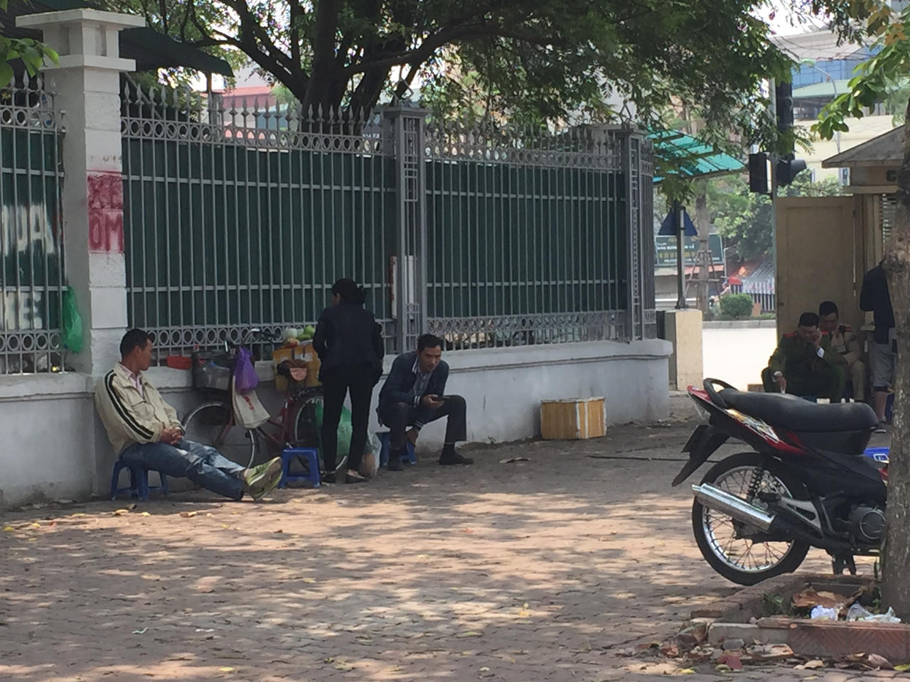 'Cuộc chiến' dẹp vỉa hè: Hàng rong 'di tản' vào ngõ nhỏ 