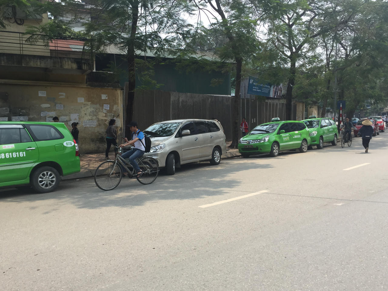 'Cuộc chiến' dẹp vỉa hè: Hàng rong 'di tản' vào ngõ nhỏ 