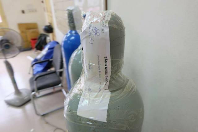 Hà Nội: Phát hiện cửa hàng bán nước giải khát bơm 'bóng cười' cho khách