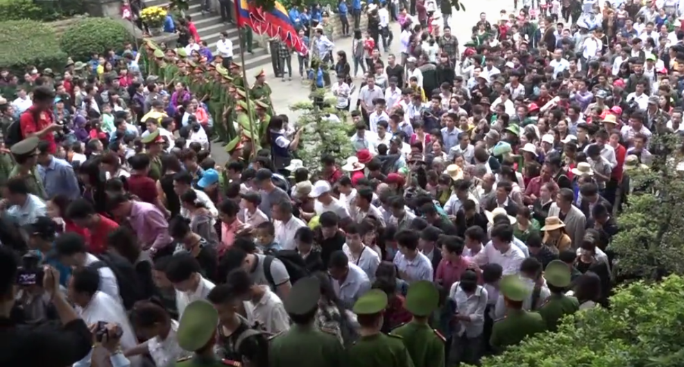 Ấn tượng 'hàng rào' công an điều tiết vạn người hành hương tại Đền Hùng