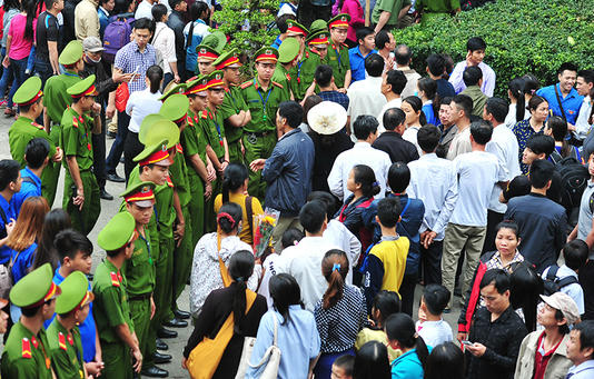 Ấn tượng 'hàng rào' công an điều tiết vạn người hành hương tại Đền Hùng