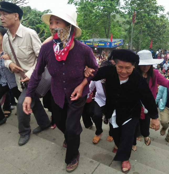 Ấn tượng 'hàng rào' công an điều tiết vạn người hành hương tại Đền Hùng