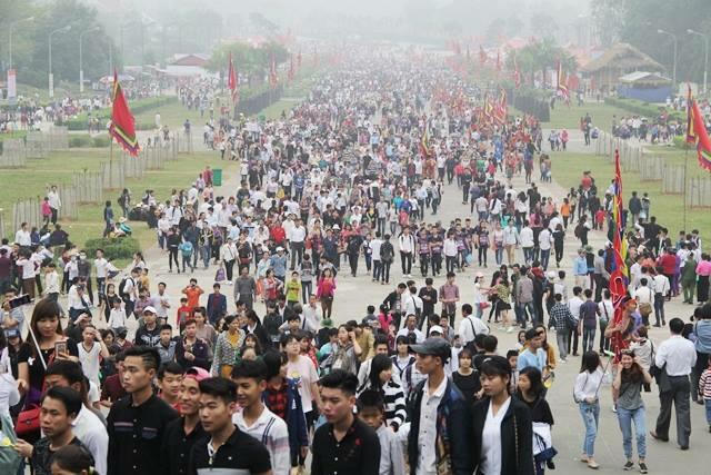 Ấn tượng 'hàng rào' công an điều tiết vạn người hành hương tại Đền Hùng