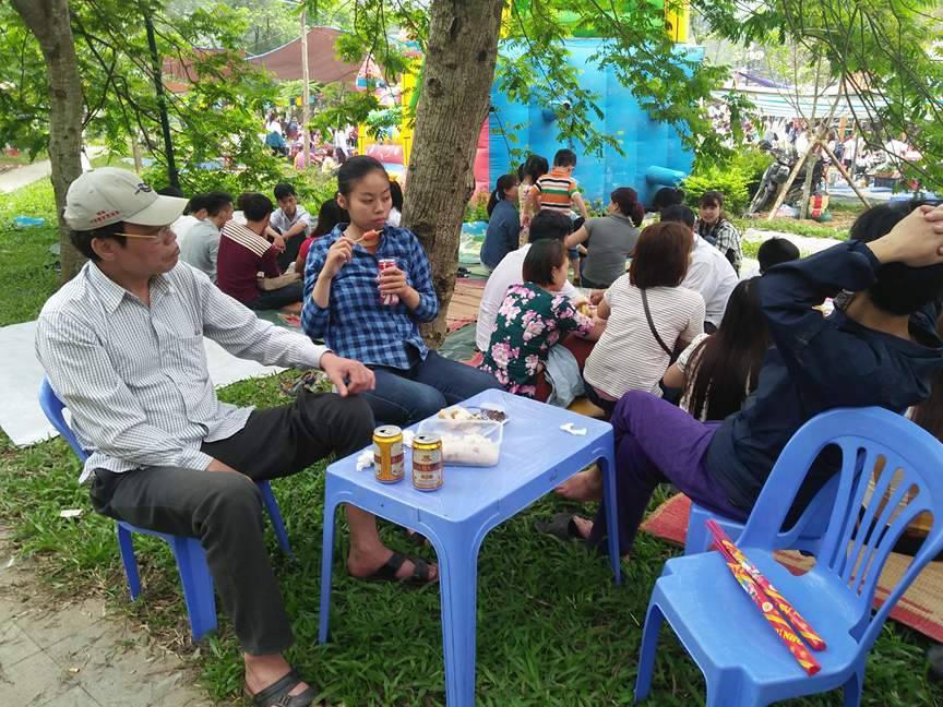 Ấn tượng 'hàng rào' công an điều tiết vạn người hành hương tại Đền Hùng