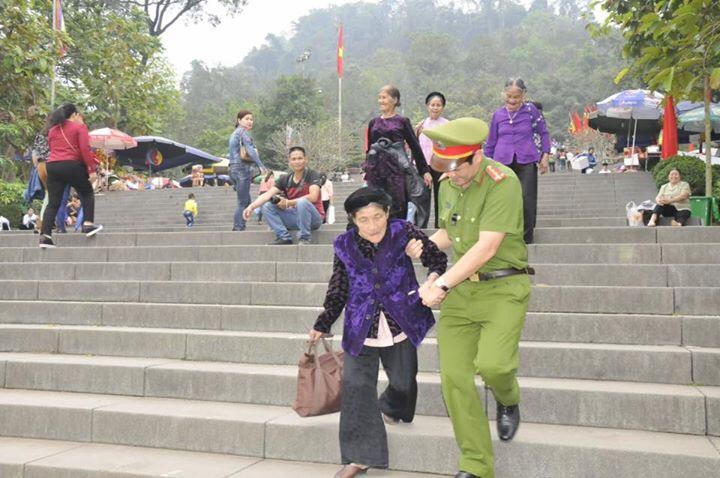 Ấn tượng 'hàng rào' công an điều tiết vạn người hành hương tại Đền Hùng