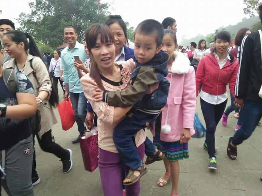 Ấn tượng 'hàng rào' công an điều tiết vạn người hành hương tại Đền Hùng