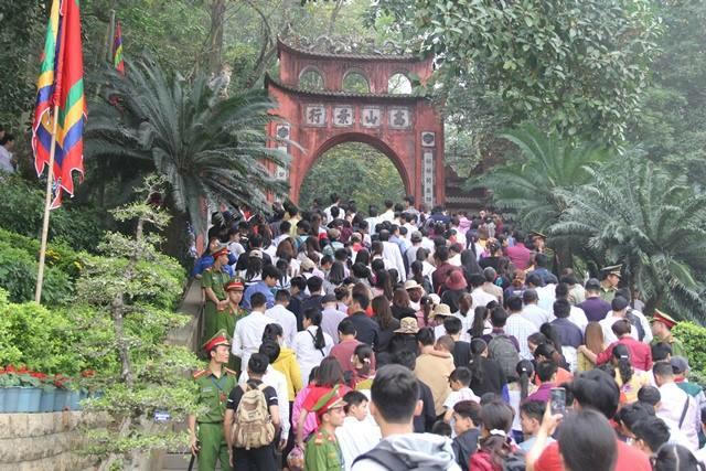 Ấn tượng 'hàng rào' công an điều tiết vạn người hành hương tại Đền Hùng