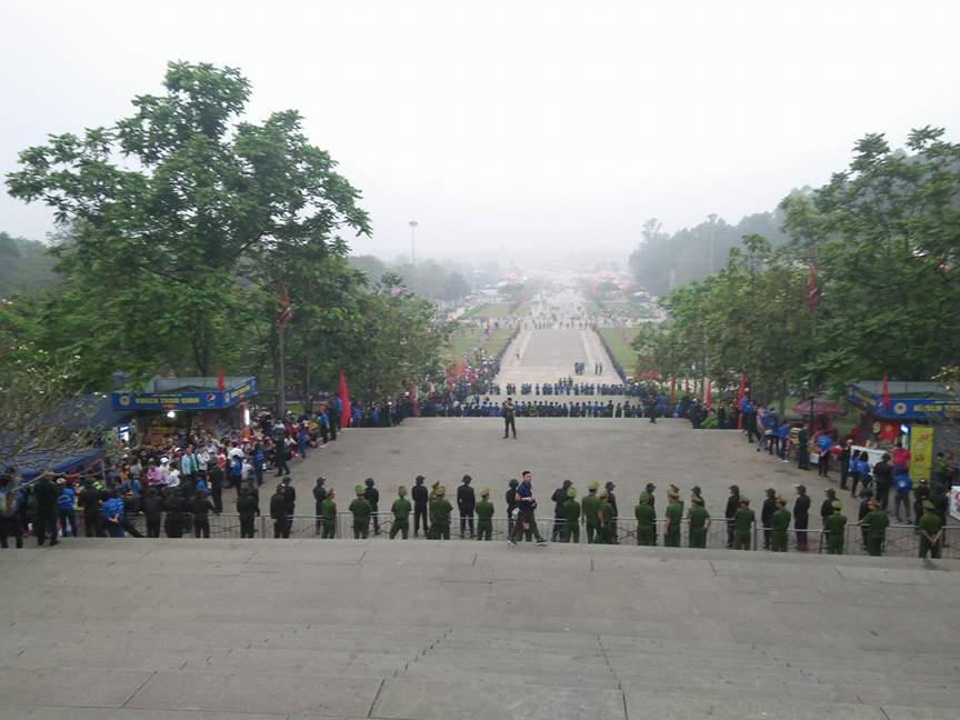 Ấn tượng 'hàng rào' công an điều tiết vạn người hành hương tại Đền Hùng