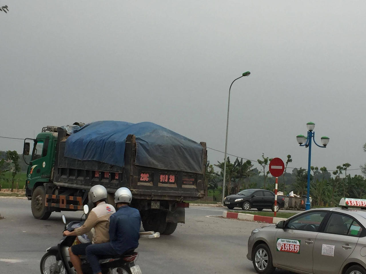 Mê Linh, Hà Nội: Xe tải chở đất từ nội thành 'tuồn' về ngoại ô?