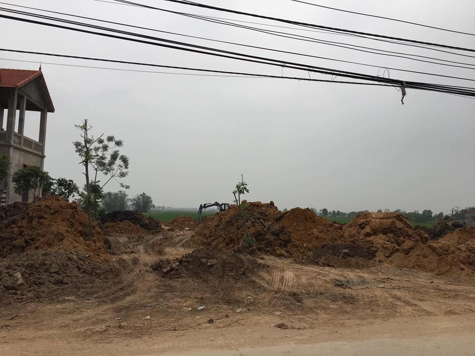 Mê Linh, Hà Nội: Xe tải chở đất từ nội thành 'tuồn' về ngoại ô?