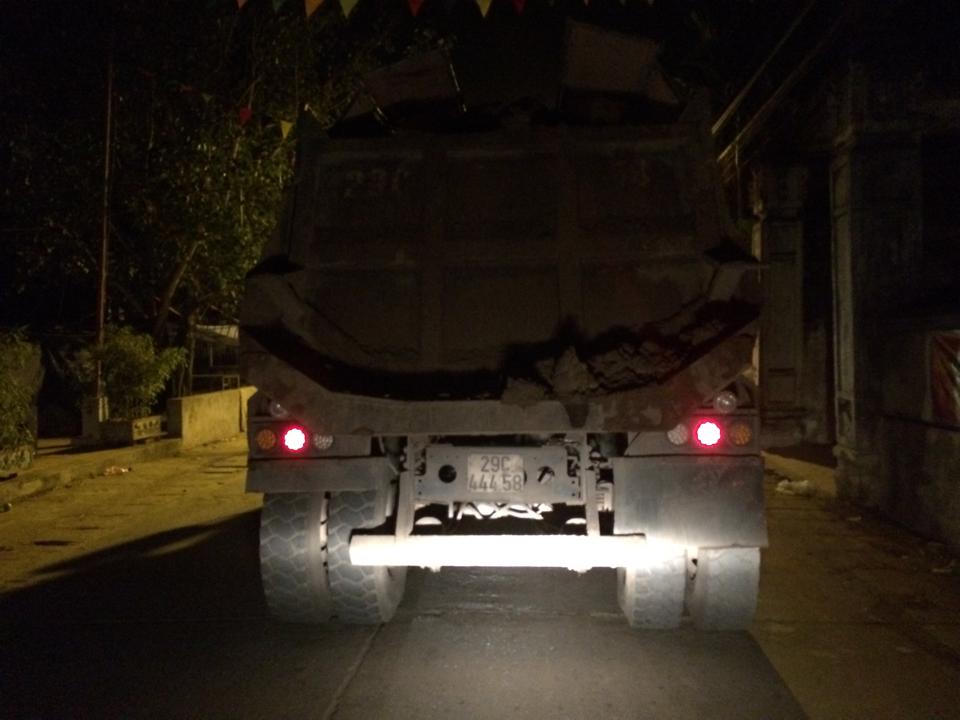 Mê Linh, Hà Nội: Xe tải chở đất từ nội thành 'tuồn' về ngoại ô?