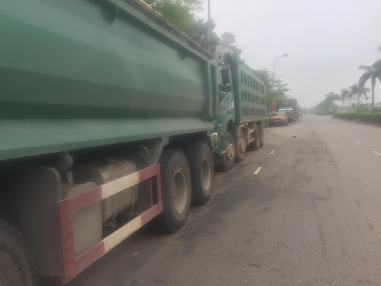 Mê Linh, Hà Nội: Chính quyền vào cuộc sau sự việc xe chở đất ‘tràn’ về địa phương