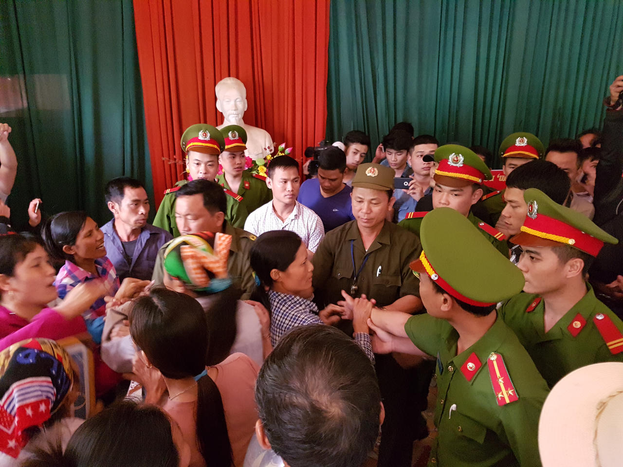 Người nhà nạn nhân gây náo loạn trong buổi xin lỗi công khai ông Hàn Đức Long