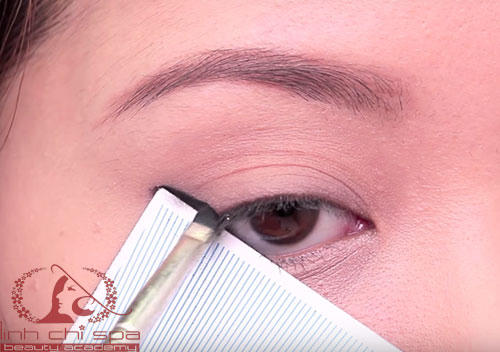 Kết quả hình ảnh cho dùng bìa kẻ mắt