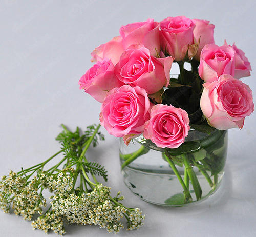 Kết quả hình ảnh cho cách cắm hoa hồng phòng ngủ