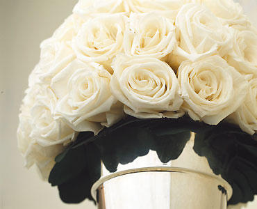 Kết quả hình ảnh cho cách cắm hoa hồng phòng ngủ