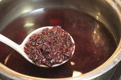 Kết quả hình ảnh cho cách lam sữa chua nếp cẩm