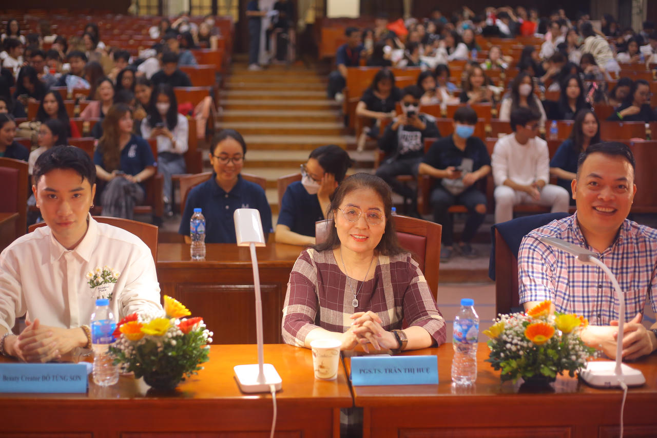 Đêm dạ hội De Novo 2022 chào đón tân sinh viên chất lượng cao Đại học Luật Hà Nội: Aurora-Chuyến hành trình chiêm ngưỡng cực quang