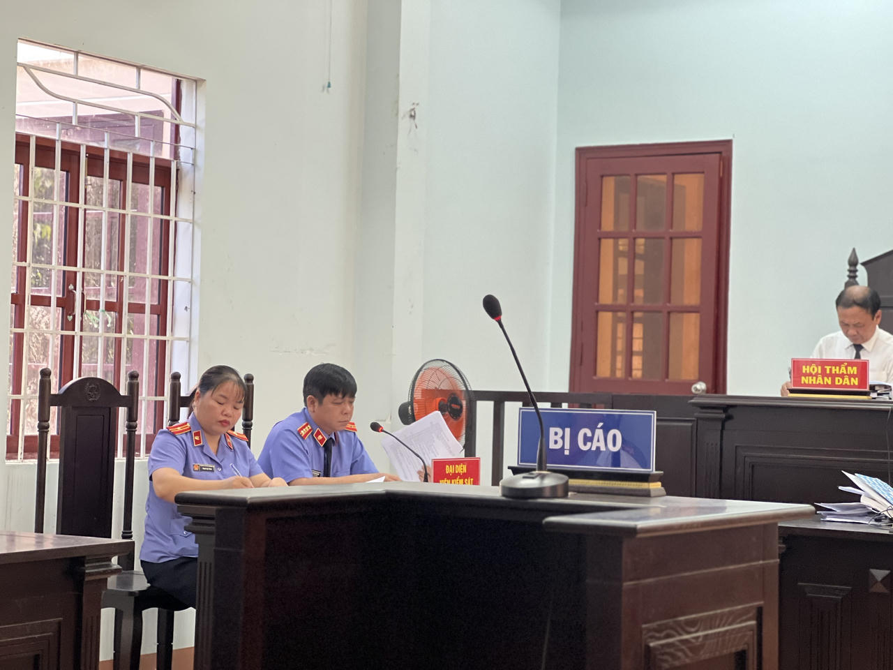 Vụ án mua bán hóa đơn ở Khánh Hòa bị trả hồ sơ nhiều lần: Tranh luận gay gắt về gần 61 ngàn bút lục tài liệu để ngoài hồ sơ vụ án