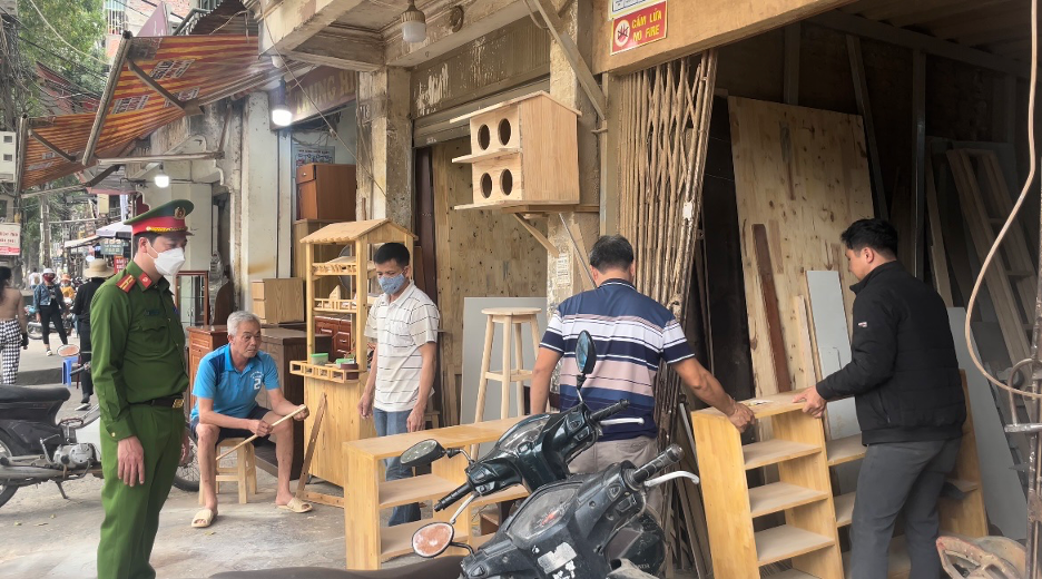 Hà Nội: Công an phường Giảng Võ quyết liệt xử lý vi phạm trật tự đô thị