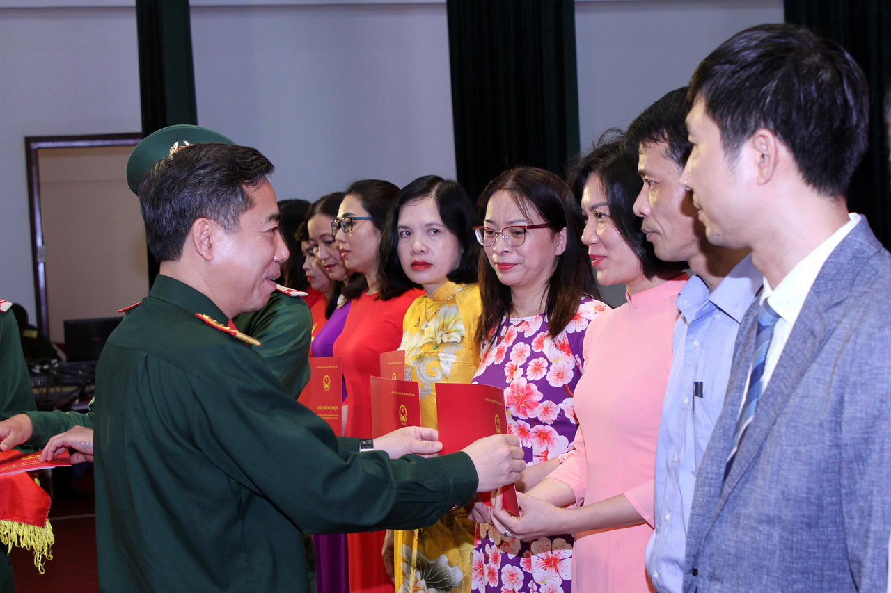 Trường Quân sự BTL Thủ đô Hà Nội bế giảng lớp bồi dưỡng kiến thức QPAN đối tượng 3: 100% học viên đạt khá, giỏi