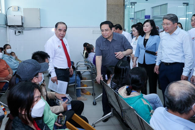Thủ tướng khảo sát thực tế việc bảo đảm thuốc, vật tư y tế cho bệnh nhân