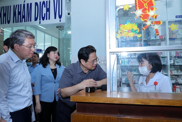 Thủ tướng khảo sát thực tế việc bảo đảm thuốc, vật tư y tế cho bệnh nhân