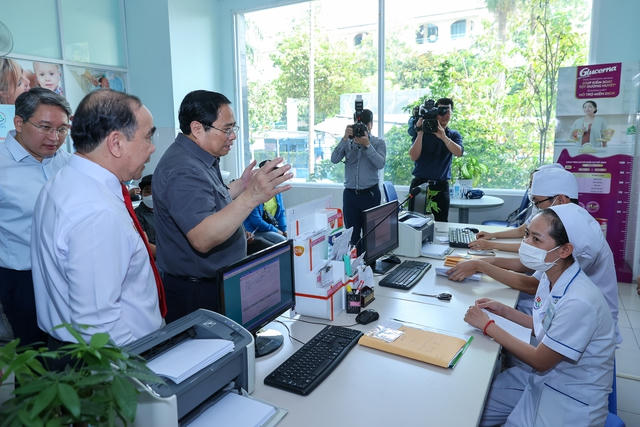 Thủ tướng khảo sát thực tế việc bảo đảm thuốc, vật tư y tế cho bệnh nhân