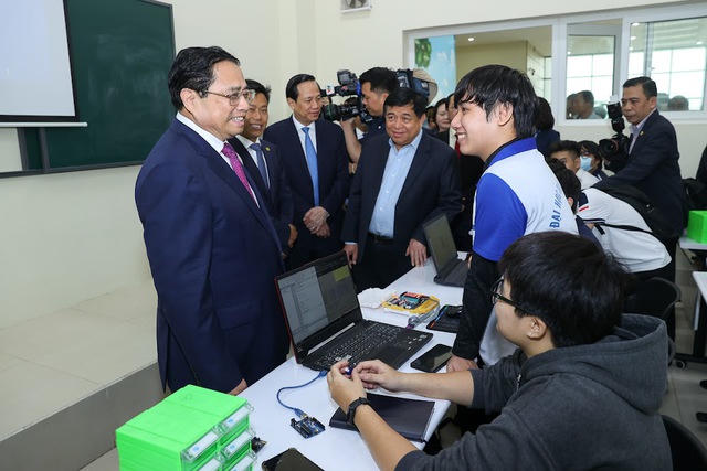 Thủ tướng gửi thông điệp quan trọng về đào tạo nhân lực khi tới thăm trụ sở mới của ĐHQG Hà Nội