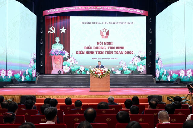 Thủ tướng: Đẩy mạnh thi đua, tỏa sáng tinh thần yêu nước, cống hiến, dám nghĩ, dám làm