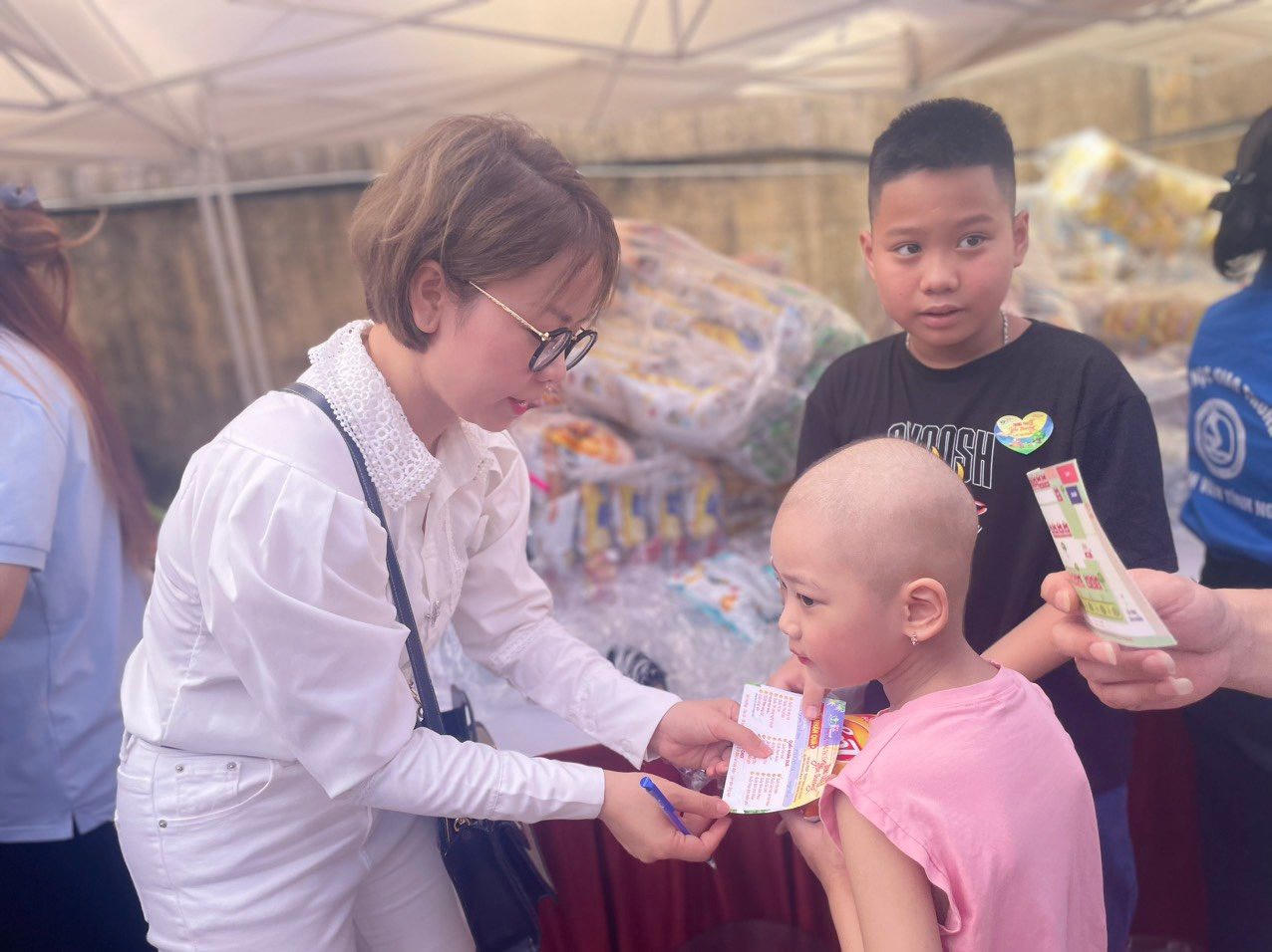 Xúc động chương trình 'Trung Thu yêu thương' tại Bệnh viện Nhi Trung ương 