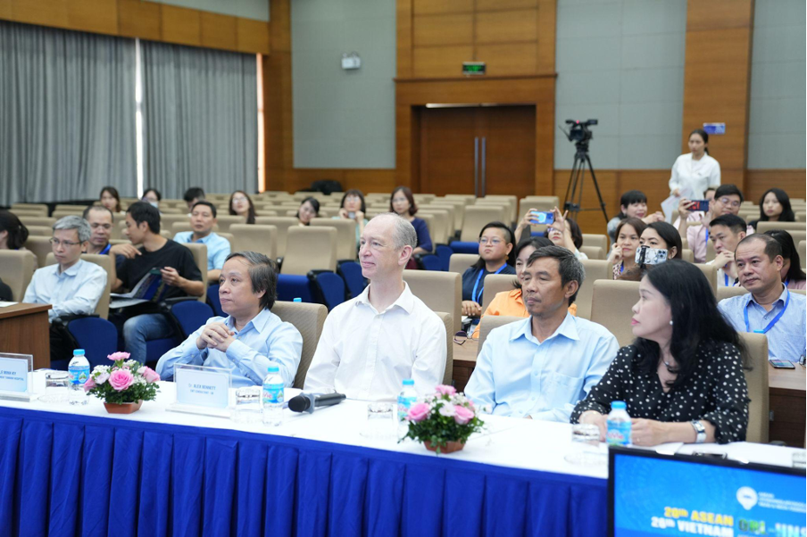 Cấy ốc tai điện tử chữa điếc bẩm sinh cho bệnh nhi 15 tháng