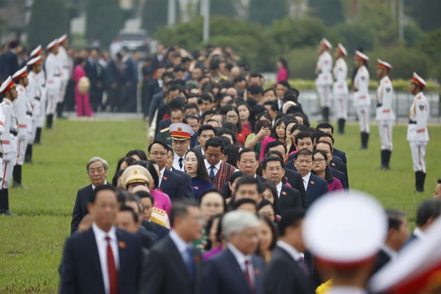 Đại biểu dự Kỳ họp thứ 6, Quốc hội khóa XV vào Lăng viếng Chủ tịch Hồ Chí Minh