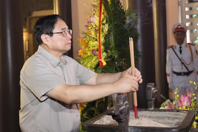 Thủ tướng dâng hương tại Khu Văn hóa tưởng niệm Chủ tịch Hồ Chí Minh ở Thanh Hóa