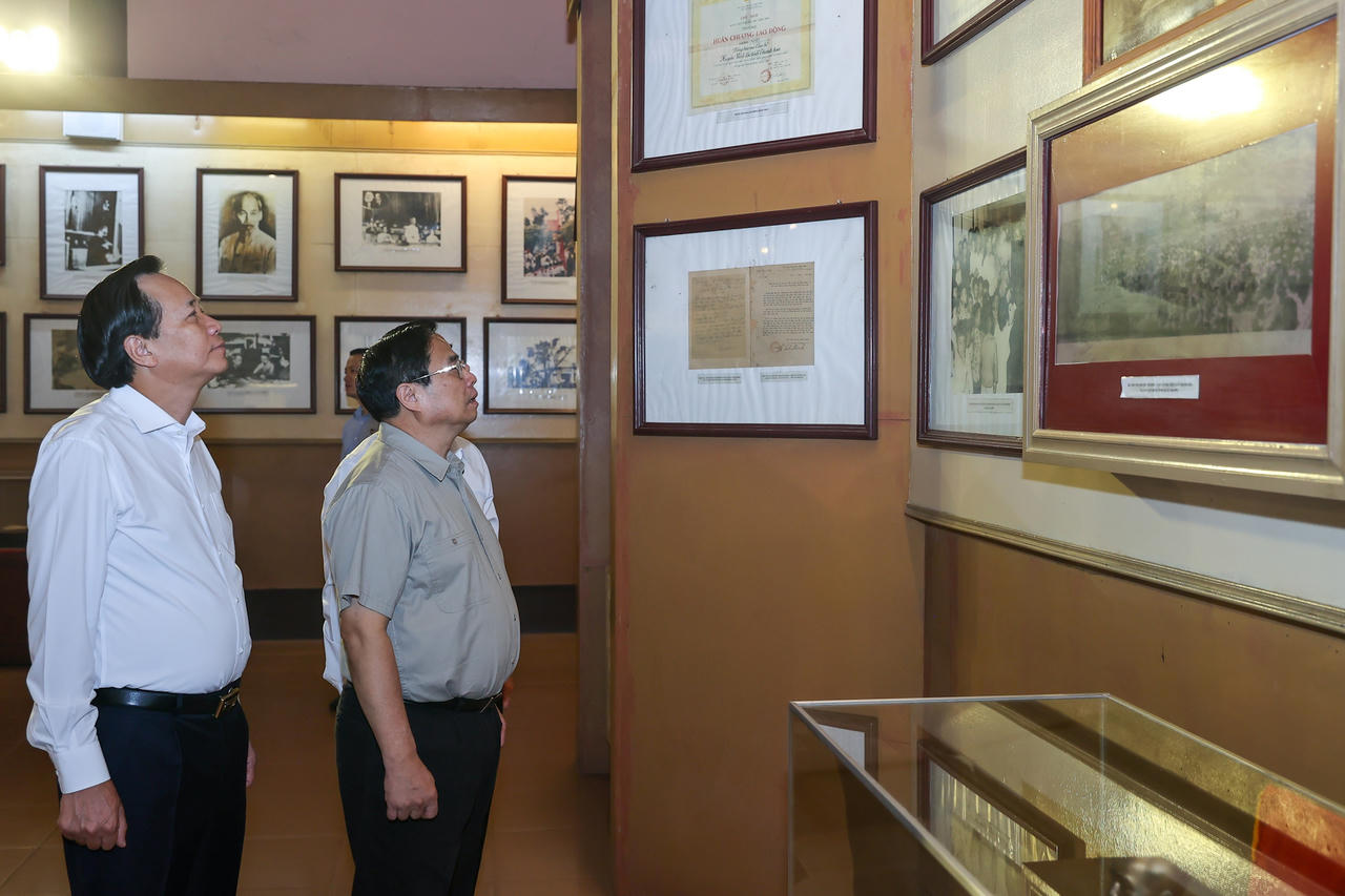 Thủ tướng dâng hương tại Khu Văn hóa tưởng niệm Chủ tịch Hồ Chí Minh ở Thanh Hóa