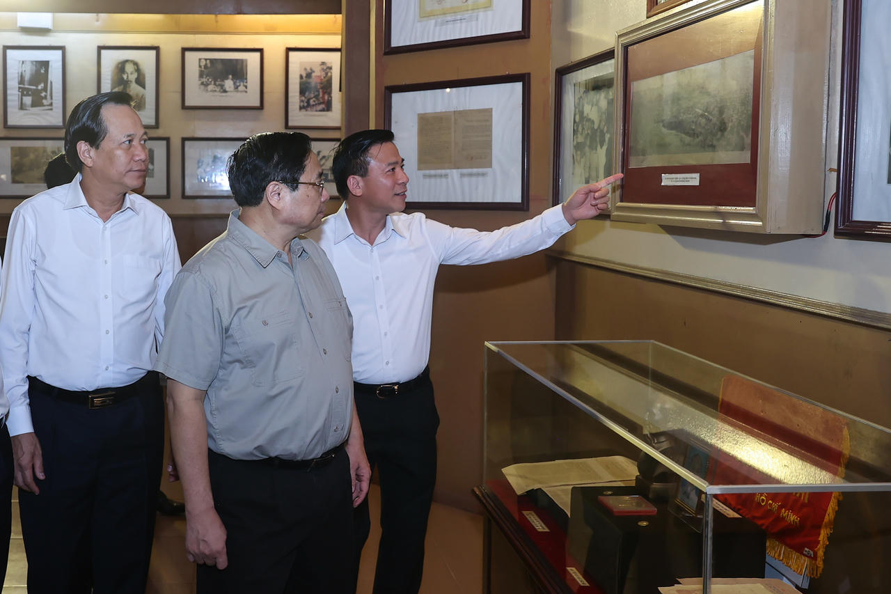 Thủ tướng dâng hương tại Khu Văn hóa tưởng niệm Chủ tịch Hồ Chí Minh ở Thanh Hóa