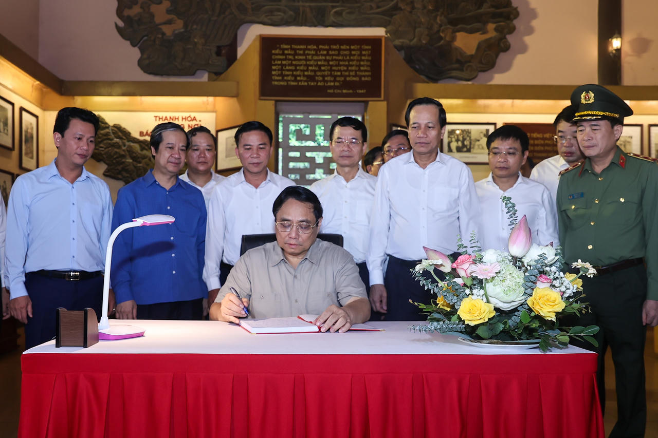 Thủ tướng dâng hương tại Khu Văn hóa tưởng niệm Chủ tịch Hồ Chí Minh ở Thanh Hóa