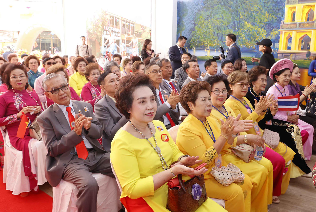 Chủ tịch Quốc hội khai trương phố Việt Nam tại Undon Thani, Thái Lan