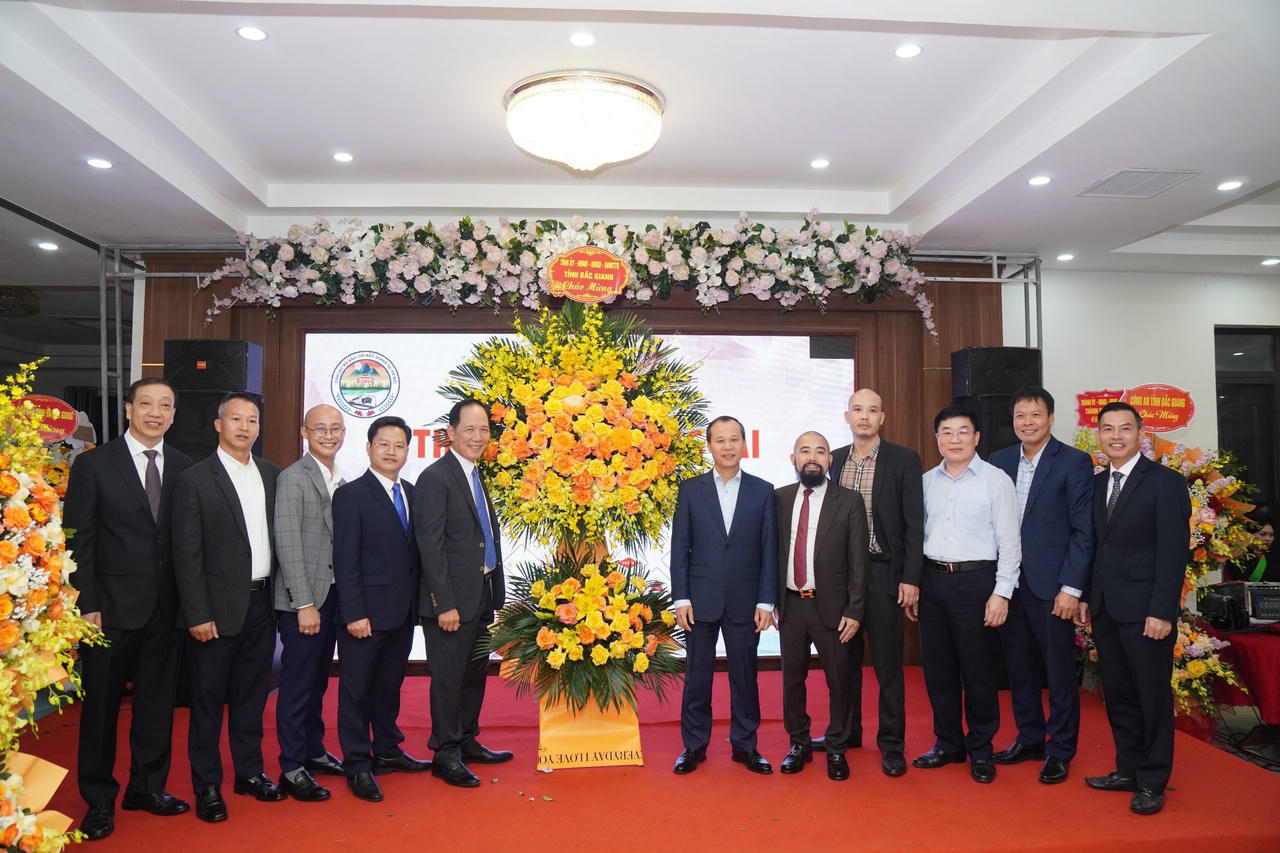 Chủ tịch UBND tỉnh Bắc Giang tặng bằng khen tập thể và nhiều cá nhân CLB Báo chí Bắc Giang tại Hà Nội