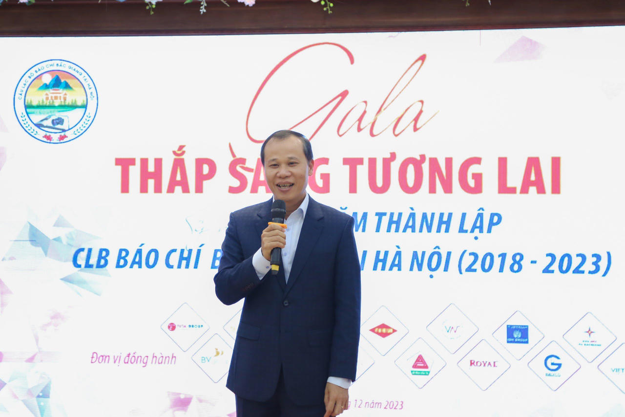 Chủ tịch UBND tỉnh Bắc Giang tặng bằng khen tập thể và nhiều cá nhân CLB Báo chí Bắc Giang tại Hà Nội