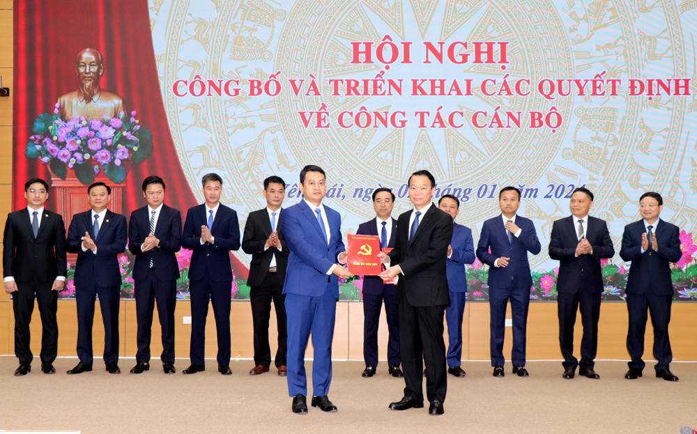 Yên Bái: Trao 11 quyết định về công tác cán bộ