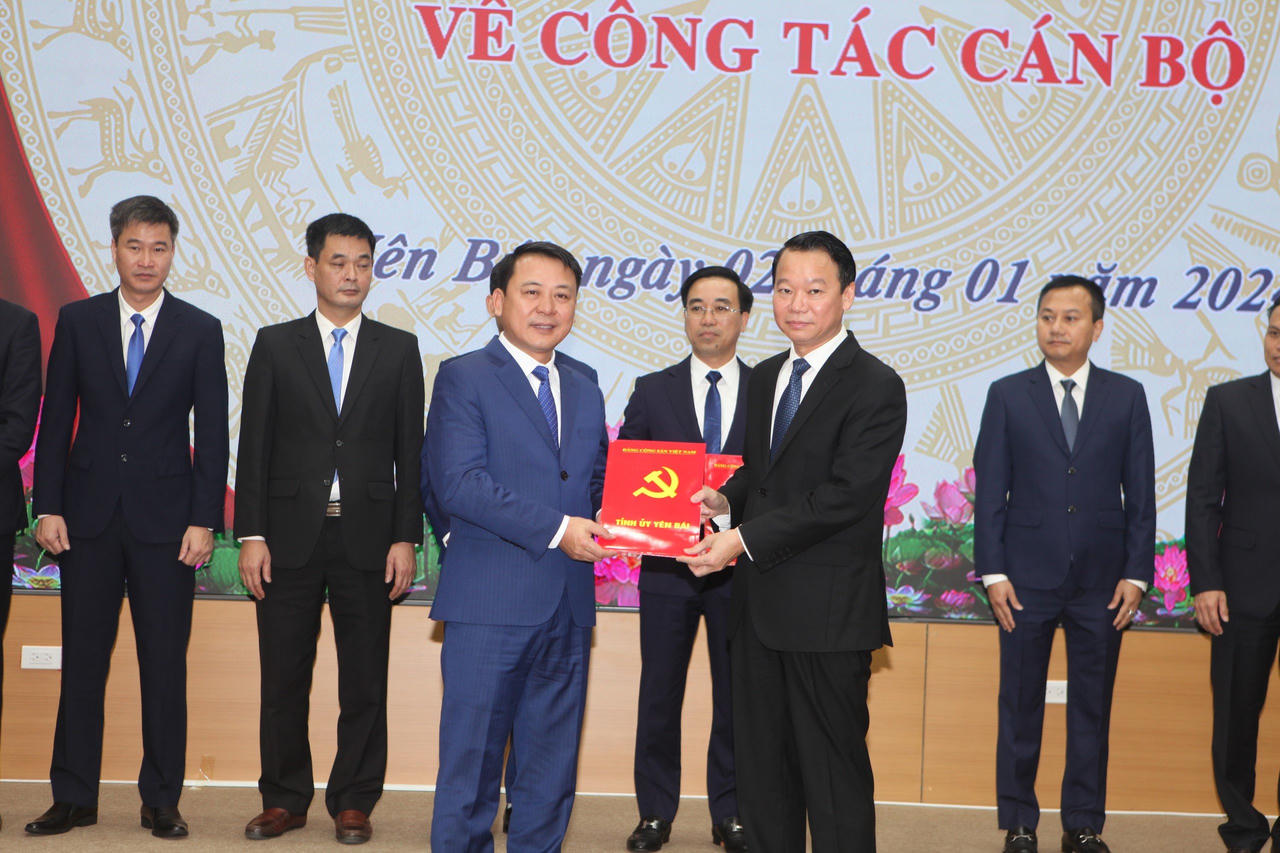 Yên Bái: Trao 11 quyết định về công tác cán bộ