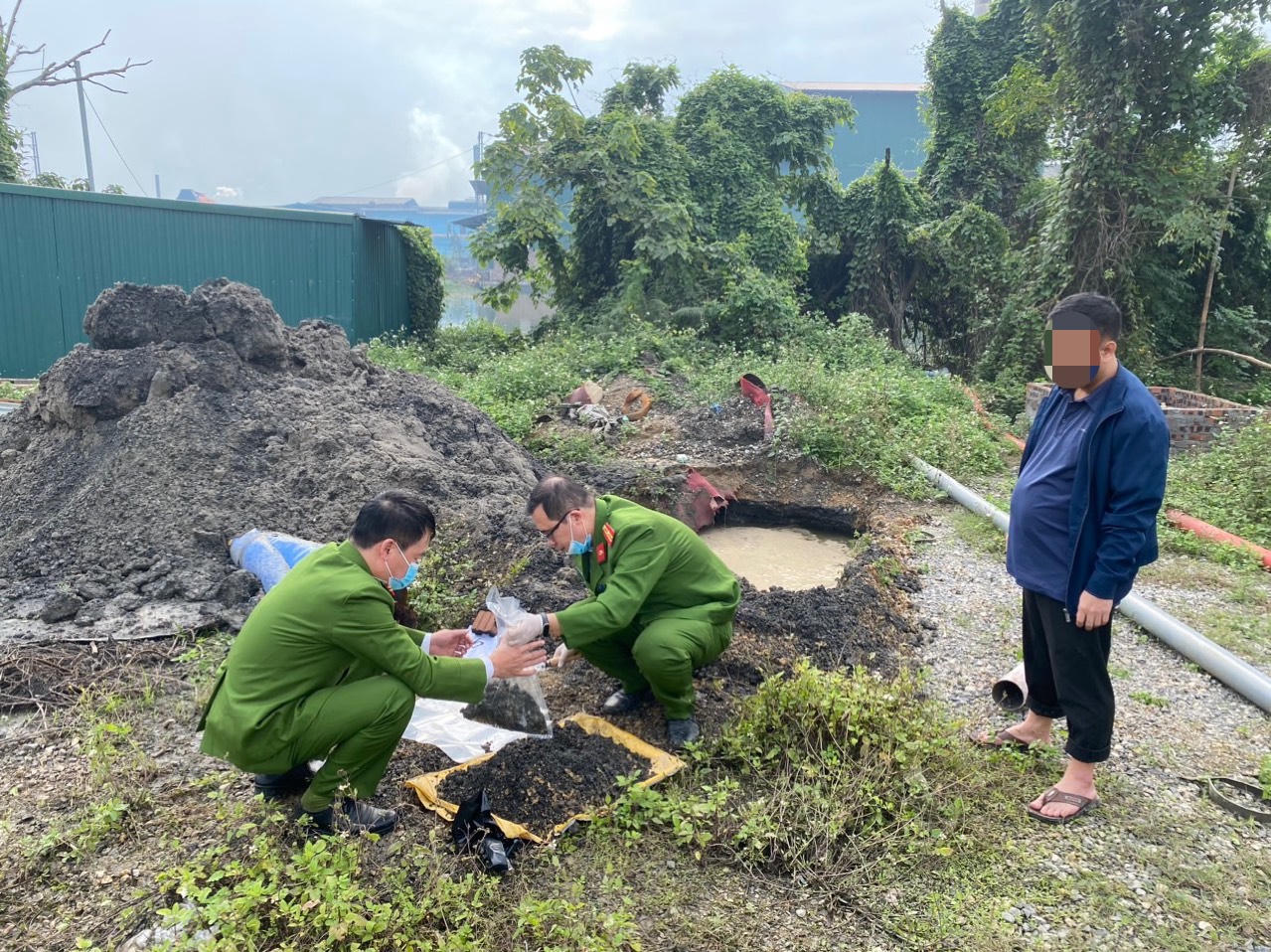 Bắc Ninh: Bắt quả tang công ty Phú Lâm đổ thải ra môi trường có dấu hiệu vi phạm pháp luật