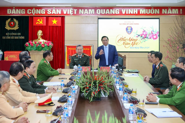 Thủ tướng: Cảnh sát giao thông cần chuyển trạng thái, tăng cường hướng dẫn, giúp đỡ người dân