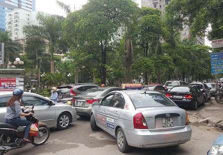 Cả ngàn lượt ô tô đỗ trái phép, thanh tra giao thông Cầu Giấy “bất lực”?