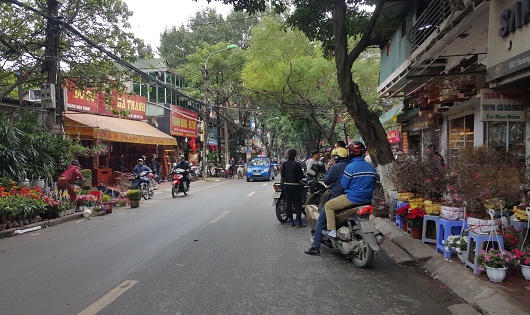 Hà Nội: Lối nào dành cho người đi bộ?