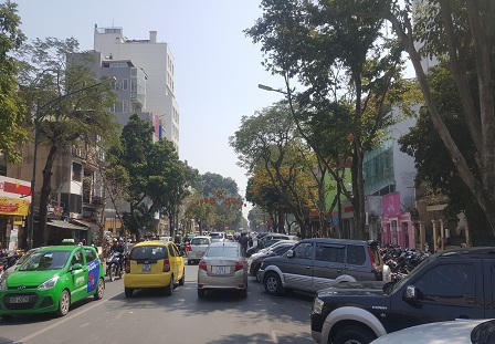 Hà Nội: 'Quản' giao thông tệ hại, tính mạng người đi bộ mong manh