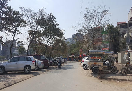 Hà Nội: 'Quản' giao thông tệ hại, tính mạng người đi bộ mong manh