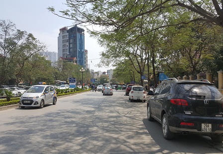 Hà Nội: 'Quản' giao thông tệ hại, tính mạng người đi bộ mong manh