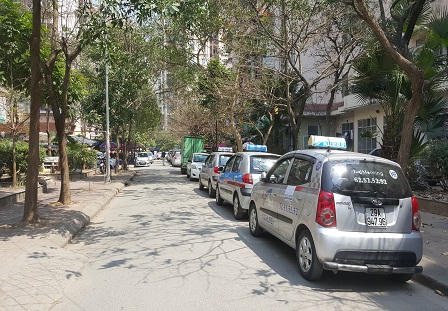 Hà Nội: 'Quản' giao thông tệ hại, tính mạng người đi bộ mong manh